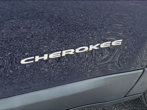 Used 2016 Jeep Cherokee Limited w/ Technology Group AWD/4WD image 31