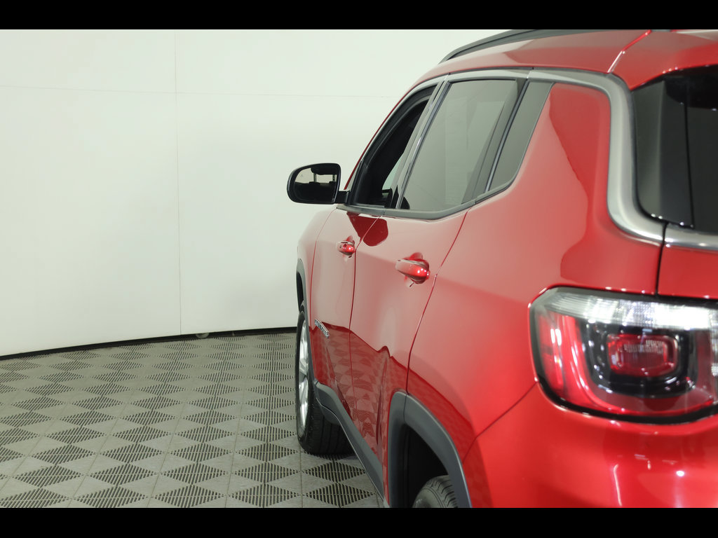 Used 2025 Jeep Compass Latitude AWD/4WD image 16