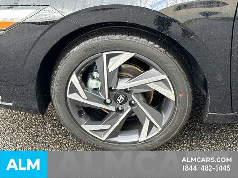 Used 2025 Hyundai Elantra SEL FWD image 12