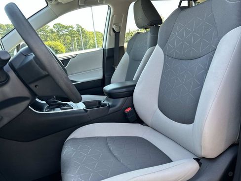 Used 2020 Toyota RAV4 XLE FWD image 25
