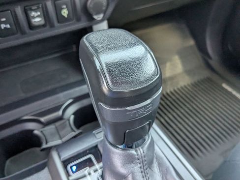 Used 2017 Toyota Tacoma TRD Off-Road w/ Premium & Technology Package image 11