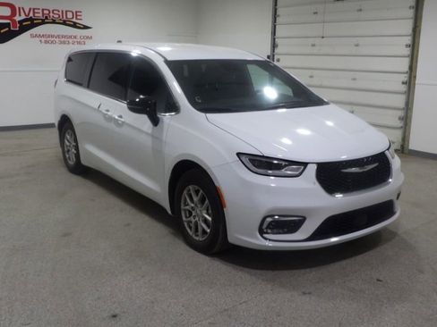 Used 2025 Chrysler Pacifica Select image 5