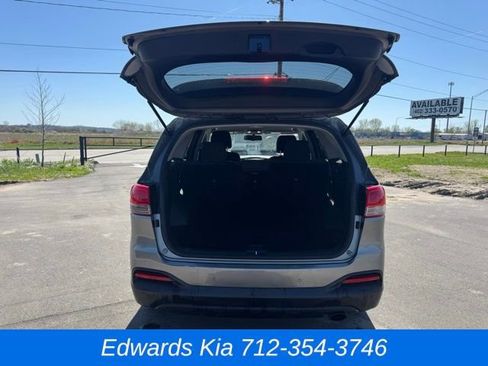 Used 2017 Kia Sorento LX w/ LX Convenience Package image 11