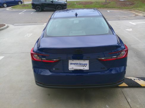 Used 2025 Toyota Camry LE image 11