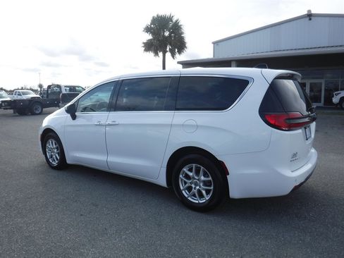 Used 2023 Chrysler Pacifica Touring-L image 9