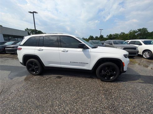 Used 2023 Jeep Grand Cherokee Altitude AWD/4WD image 6