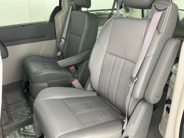 Used 2008 Chrysler Town & Country Touring FWD image 25