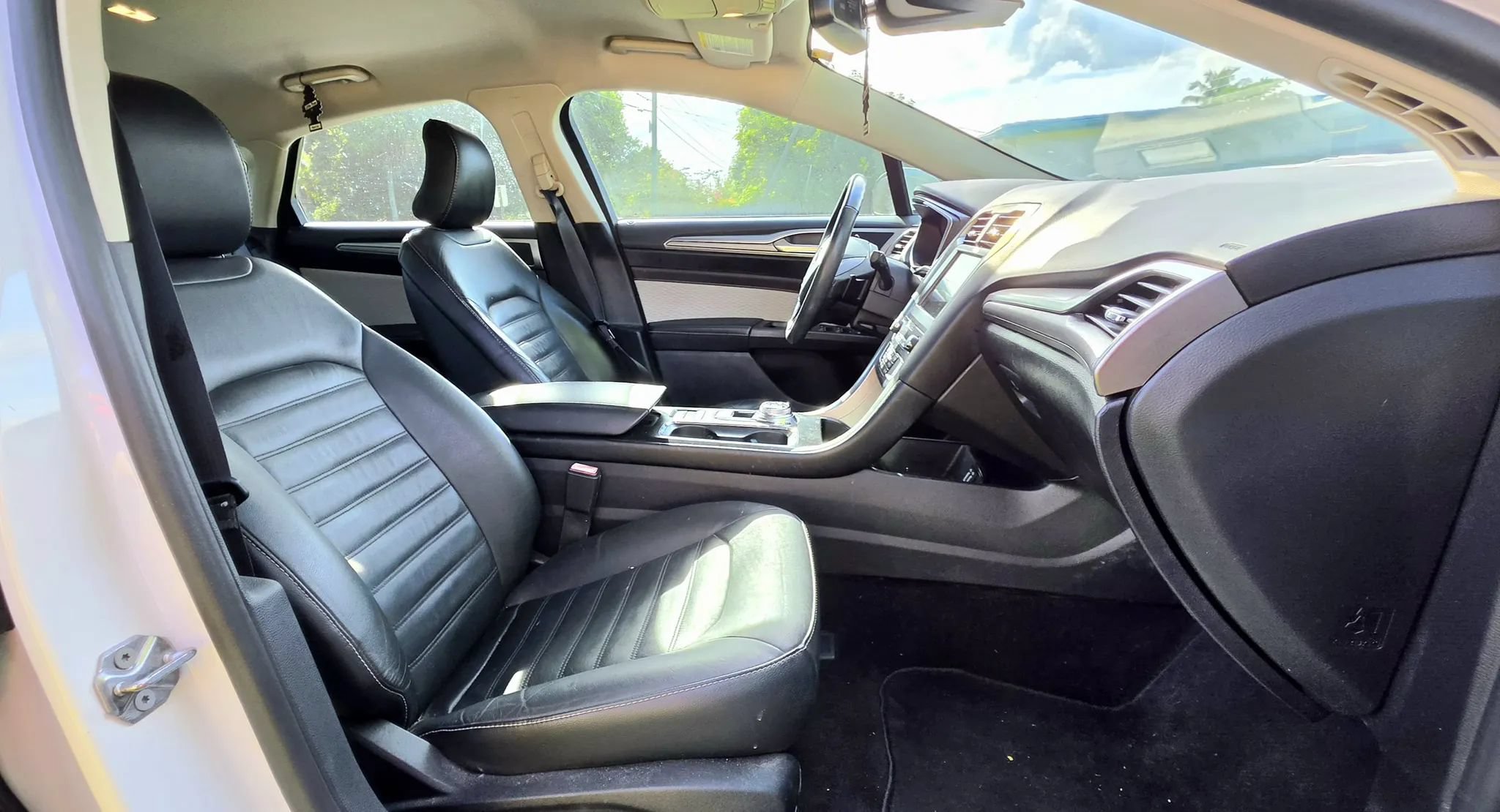 Used 2019 Ford Fusion SE w/ Equipment Group 151A FWD image 5