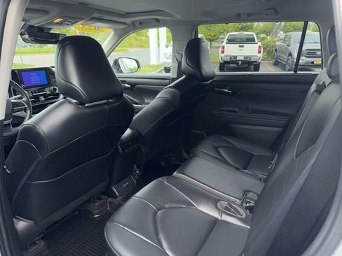 Used 2023 Toyota Highlander XLE AWD/4WD image 5