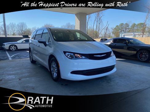 Used 2022 Chrysler Voyager LX image 4