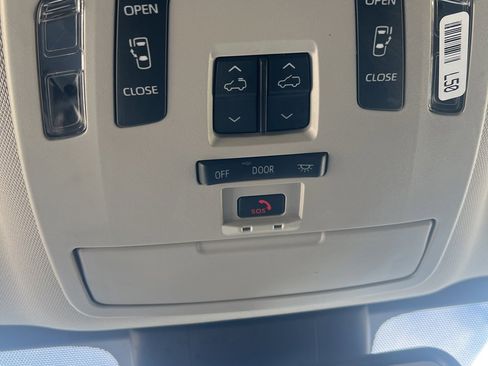 Used 2024 Toyota Sienna LE image 32