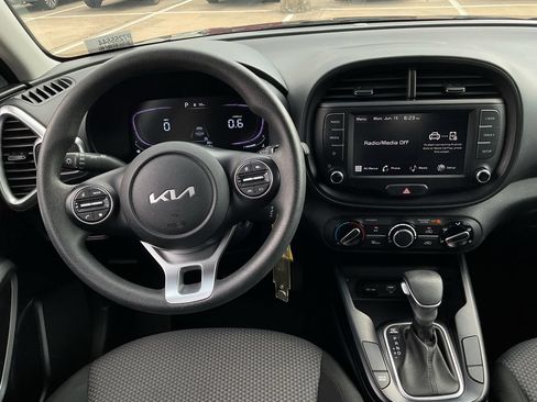 Used 2025 Kia Soul LX w/ LX Technology Package FWD image 12