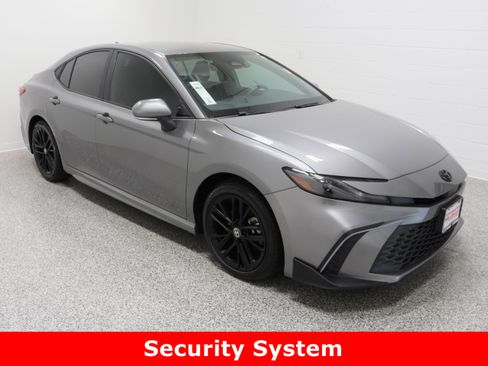 Used 2025 Toyota Camry SE image 4