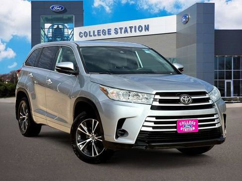 Used 2018 Toyota Highlander LE image 1
