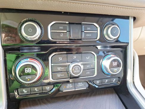 Used 2021 GMC Yukon Denali w/ Denali Premium Package image 28