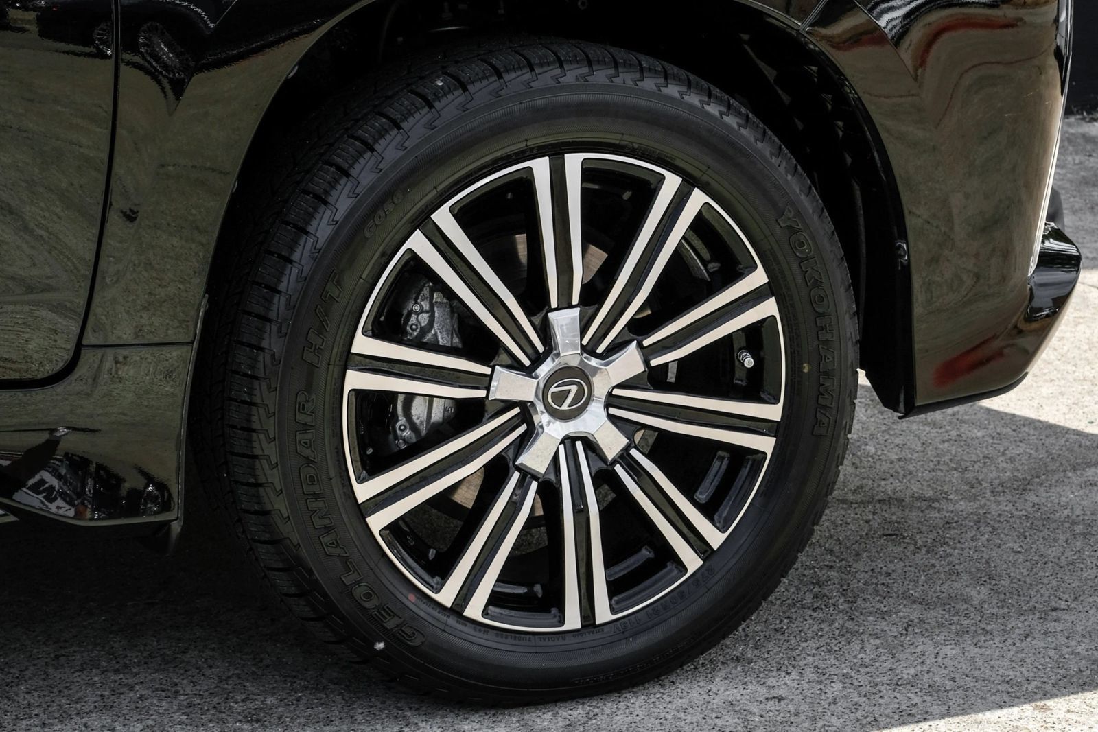 Used 2021 Lexus LX 570 4WD w/ Luxury Package image 54