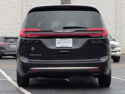 Used 2024 Chrysler Pacifica Touring-L FWD image 6