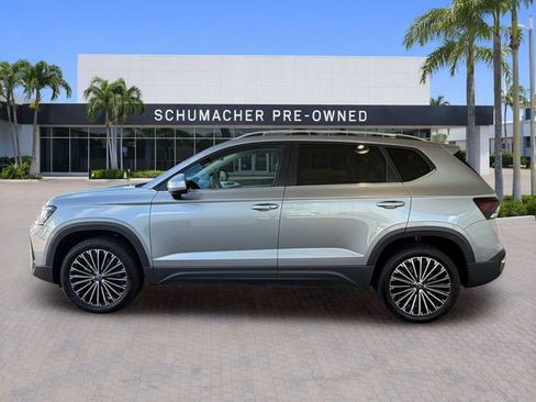 Used 2025 Volkswagen Taos SE FWD image 4