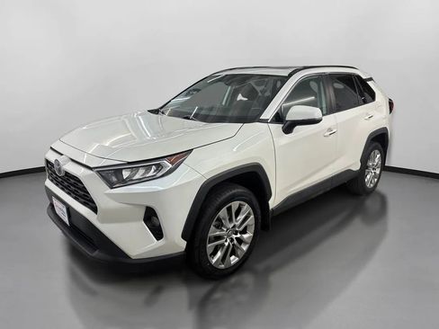 Used 2021 Toyota RAV4 XLE Premium FWD image 4