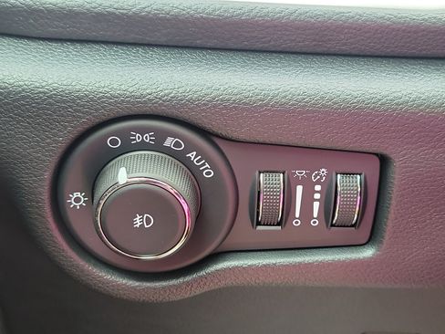 Used 2025 Chrysler Pacifica Select FWD image 25