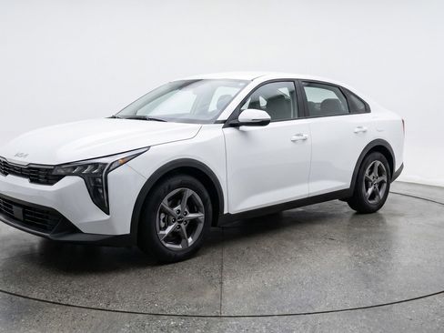 Used 2025 Kia K4 LXS FWD image 3