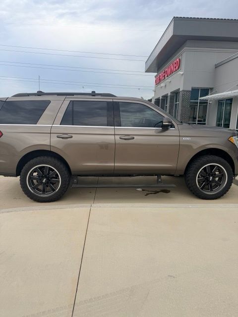 Used 2018 Ford Expedition XLT w/ Equipment Group 202A AWD/4WD image 8