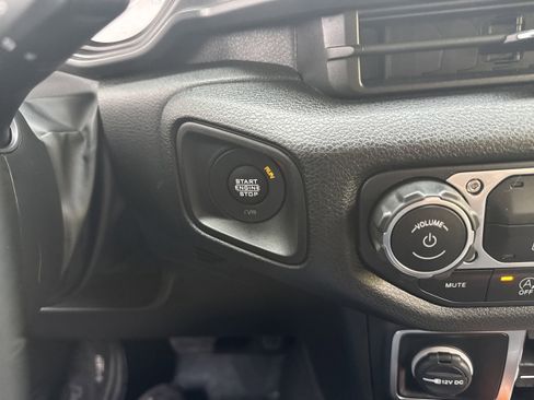 Used 2025 Jeep Gladiator Sport image 16