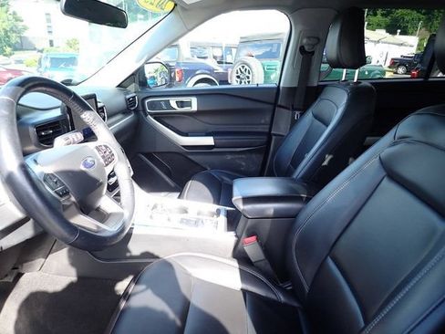 Used 2023 Ford Explorer XLT w/ Equipment Group 202A AWD/4WD image 17