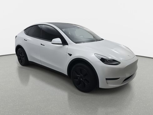 Used 2025 Tesla Model Y Long Range image 3