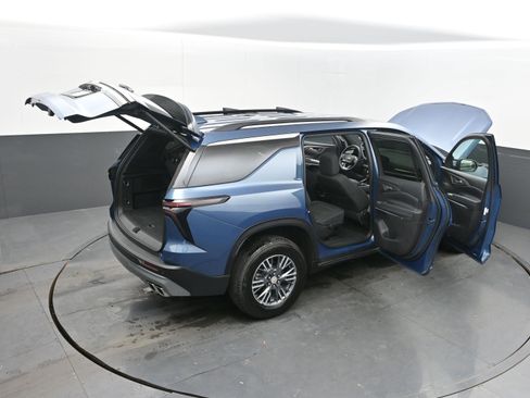 Used 2025 Chevrolet Traverse LT image 45