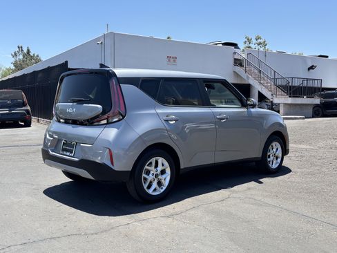 Certified 2025 Kia Soul LX w/ LX Technology Package FWD image 5