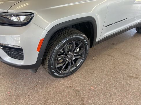 New 2025 Jeep Grand Cherokee Limited image 5