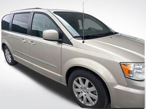 Used 2015 Chrysler Town & Country Touring FWD image 8