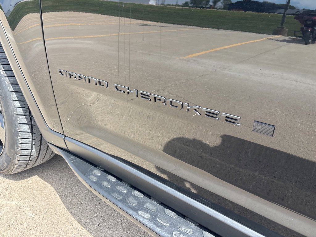 Used 2024 Jeep Grand Cherokee Limited w/ Luxury Tech Group II AWD/4WD image 11
