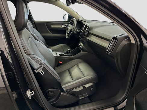 Used 2025 Volvo XC40 B5 Core image 34