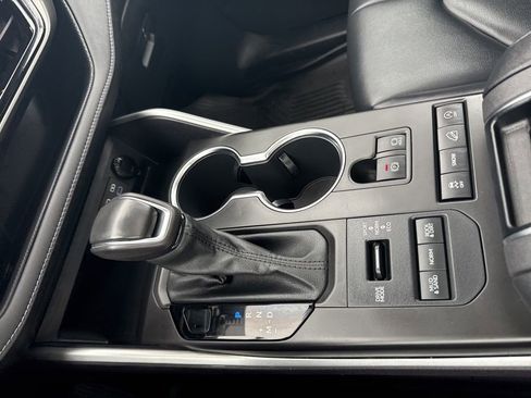 Used 2022 Toyota Highlander XLE image 19