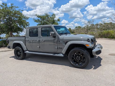 Used 2022 Jeep Gladiator Overland AWD/4WD image 2