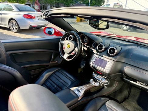 Used 2010 Ferrari California image 21
