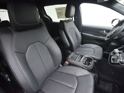 New 2027 Chrysler Pacifica Select AWD/4WD image 14