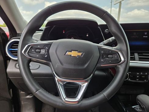 Used 2025 Chevrolet Trax LT w/ LT Convenience Package FWD image 21
