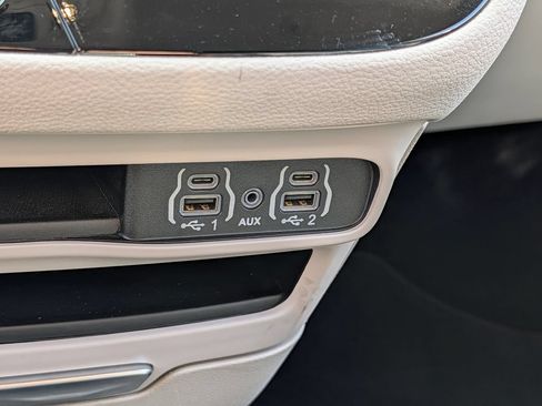 Used 2024 Chrysler Pacifica Limited FWD image 28