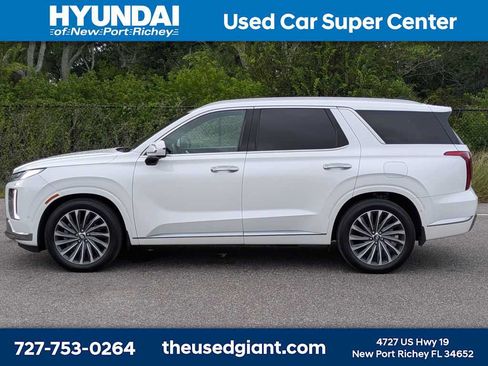 Used 2024 Hyundai Palisade Calligraphy FWD image 2