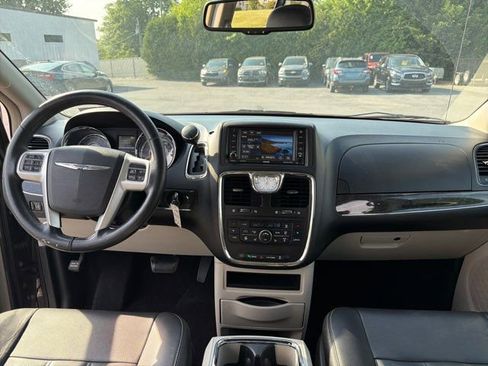 Used 2016 Chrysler Town & Country Touring w/ Driver Convenience Group FWD image 28