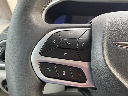 Used 2022 Chrysler Pacifica Touring-L image 16