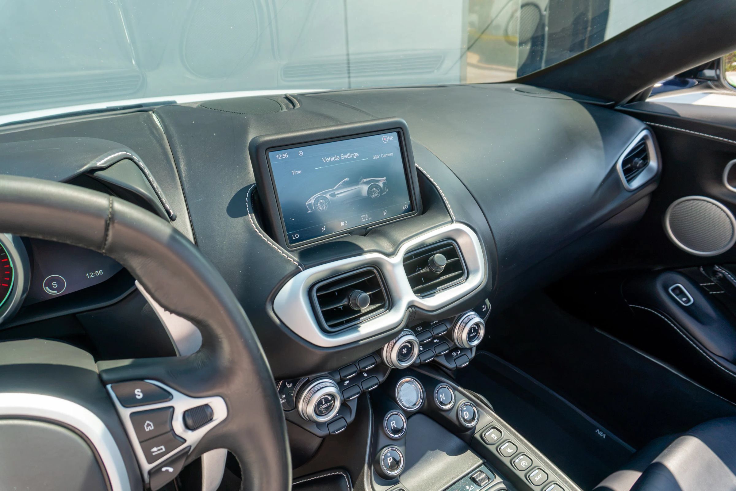 Used 2022 Aston Martin V8 Vantage Roadster RWD image 63