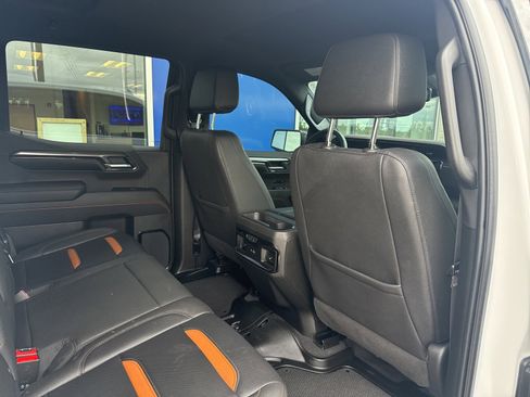 Used 2023 GMC Sierra 1500 AT4 image 11