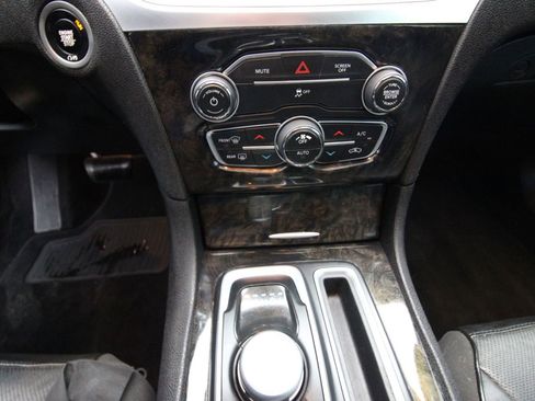 Used 2018 Chrysler 300 Limited image 29