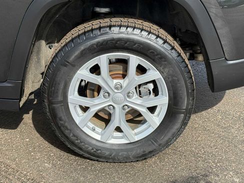 Certified 2024 Jeep Grand Cherokee Limited w/ Luxury Tech Group II AWD/4WD image 9