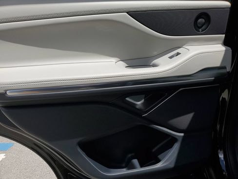 New 2026 Lincoln Navigator Premiere AWD/4WD image 9