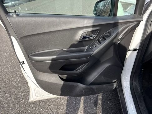 Used 2021 Chevrolet Trax LS image 12